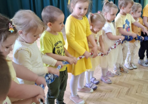 Dzieci podczas zabawy ruchowej z taśmą.