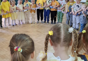 Dzieci podczas zabawy ruchowej z taśmą.