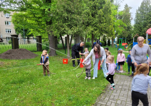 Dzieci korzystają ze sprzętu strażackiego.