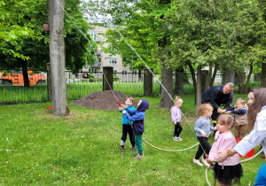 Dzieci korzystają ze sprzętu strażackiego.