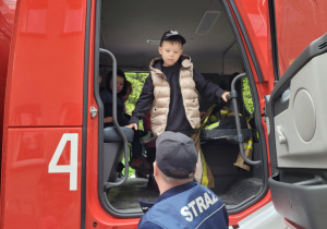 Dzieci w wozie strażackim.