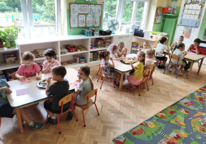 Dzieci podczas poczęstunku.