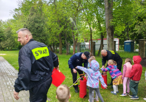 "Gaszenie pożaru przez dzieci".