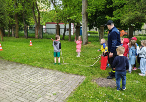 Dzieci polewają wodą z hydronetki.