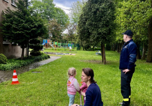 Dziewczynka polewa wodą z hydronetki.