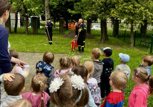 Dzieci obserwują polewanie wodą z hydronetki.