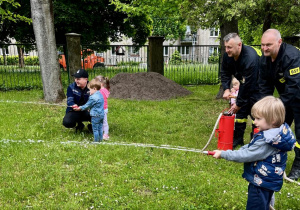 Dzieci polewają wodą z hydronetki.