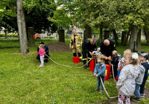 Dzieci polewają wodą z hydronetki.