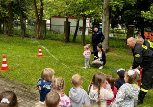 Dzieci polewają wodą z hydronetki.