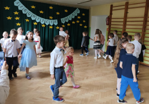 Dzieci tańczą ostatni wspólny taniec.