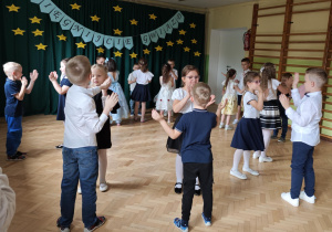 Dzieci tańczą ostatni wspólny taniec.