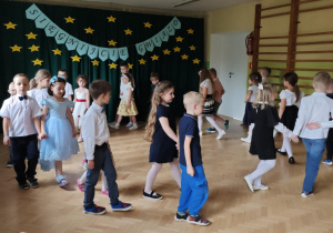 Dzieci tańczą ostatni wspólny taniec.