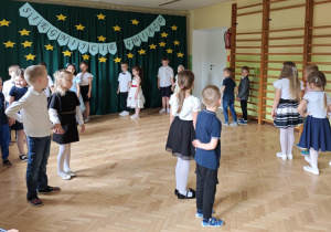 Dzieci tańczą ostatni wspólny taniec.