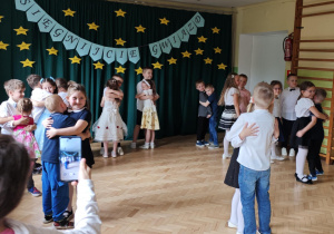 Dzieci tańczą ostatni wspólny taniec.