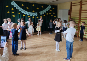 Dzieci tańczą ostatni wspólny taniec.
