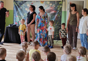 Dzieci z Paniami biorą udział w zabawie "Zgadnij i wylosuj właściwy puzel".