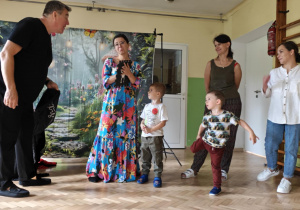 Panie z dziećmi biorą udział z zgadywankach.