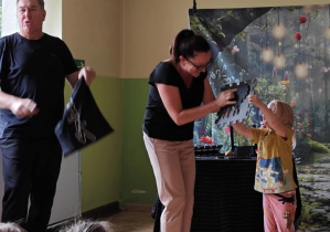 Pani z dzieckiem bierze udział z zgadywankach.