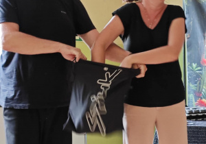 Pani z magicznego woreczka losuje odgadniętą postać - lwa.