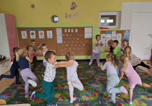 Dzieci wykonują "Gimnastykę z kropką".