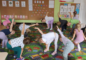 Dzieci wykonują "Gimnastykę z kropką".