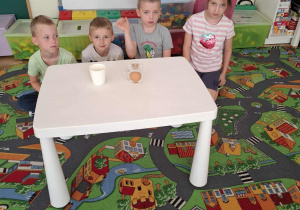 Dzieci wykonują doświadczenie.
