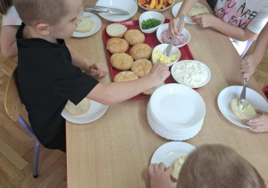 Dzieci samodzielnie przygotowują sobie kanapki.