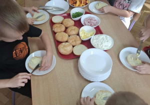 Dzieci samodzielnie przygotowują sobie kanapki.