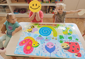 Dziewczynki ułożyły wspólnie duże puzzle.