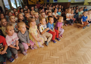 Przedszkolaki oglądają przedstawienie teatralne.
