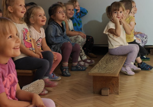 Przedszkolaki oglądają przedstawienie teatralne.