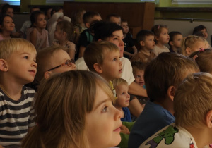 Przedszkolaki oglądają przedstawienie teatralne.