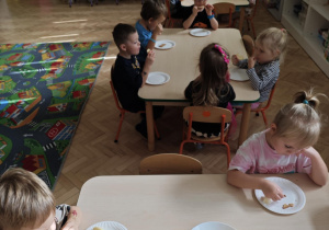 Dzieci spożywają jabłko pod różną postacią: jałko surowe, mus, sok.