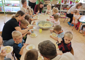 Wspólna degustacja sałatki.