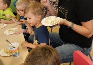 Wspólna degustacja sałatki.