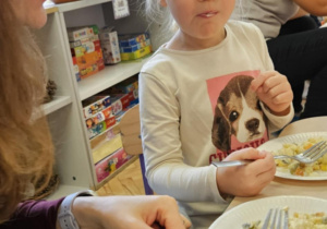 Wspólna degustacja sałatki.