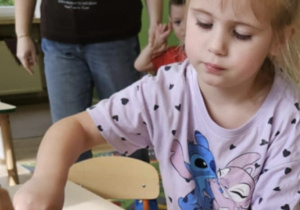 Dzieci mieszają skłądniki sałatki.