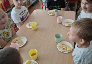 Dzieci podczas degustacji jabłek.