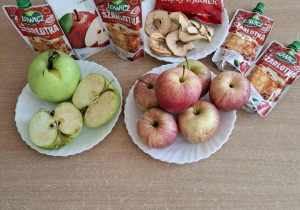 Jabłka i produkty wykonane z jabłek leżą na stole.