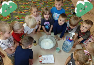 Dzieci obserwują sposób wykonania masy solnej.