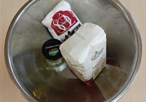 Składniki na masę solną: sól, maka, oliwa.