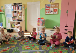 Dzieci wygrywają na instrumentach rytm podany przez nauczyciela.