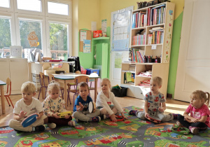 Dzieci wygrywają na instrumentach rytm podany przez nauczyciela.