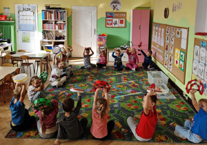 Dzieci wygrywają na instrumentach rytm podany przez nauczyciela.