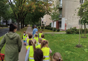 Dzieci idą w parach.