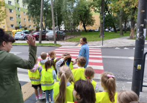 Dzieci przechodzą przez jezdnię.