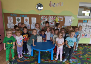 Dzieci stoją obok solenizanta.