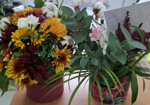 Kwiaty stoją w wazonach.