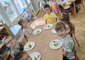 Dzieci konsumują ciasto.