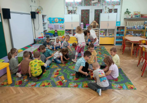 Dzieci podczas zabaw z literami a, o.